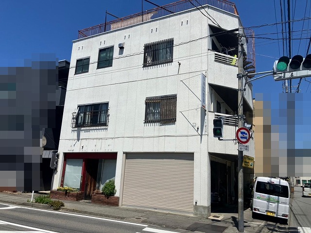 甲府市の3階建てビル